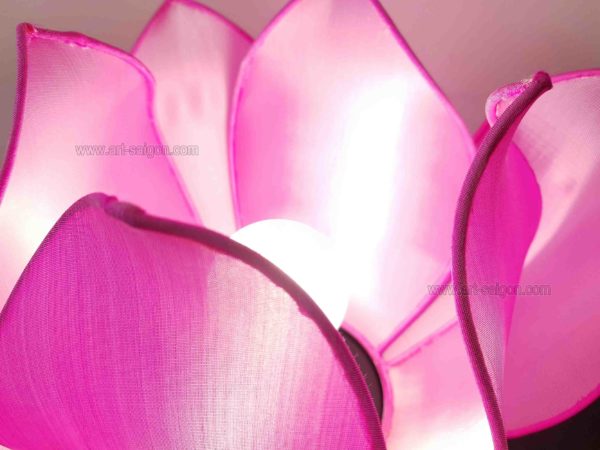 Lampe de chevet Fleur de Lotus en soie rose, fabrication artisanale à Hoi An au Vietnam. Article vendu par la Boutique Art-saigon.com