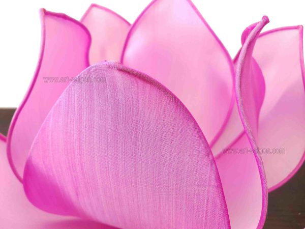 Lampe de chevet Fleur de Lotus en soie rose, fabrication artisanale à Hoi An au Vietnam. Article vendu par la Boutique Art-saigon.com