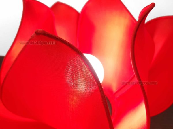Lampe de chevet Fleur de Lotus en soie rouge, fabrication artisanale à Hoi An au Vietnam. Article vendu par la Boutique Art-saigon.com