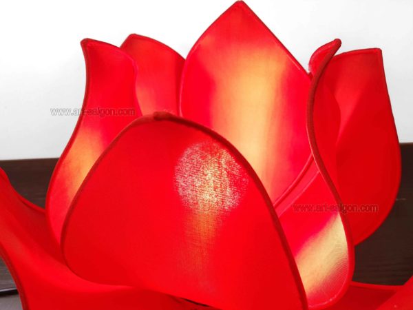 Lampe de chevet Fleur de Lotus en soie rouge, fabrication artisanale à Hoi An au Vietnam. Article vendu par la Boutique Art-saigon.com
