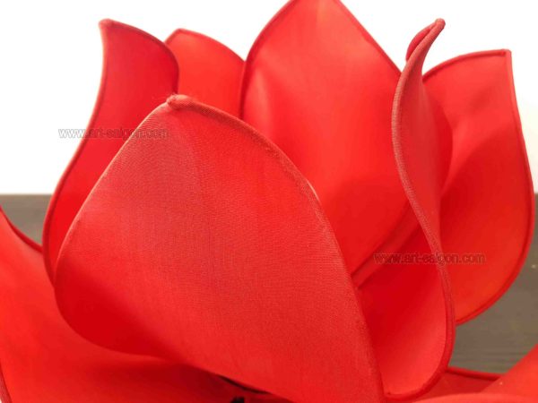Lampe de chevet Fleur de Lotus en soie rouge, fabrication artisanale à Hoi An au Vietnam. Article vendu par la Boutique Art-saigon.com