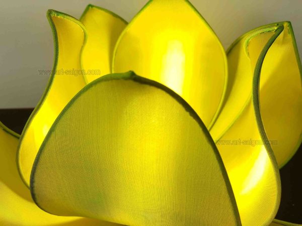 Lampe de chevet Fleur de Lotus en soie vert, fabrication artisanale à Hoi An au Vietnam. Article vendu par la Boutique Art-saigon.com