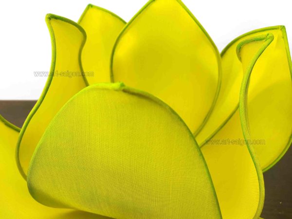Lampe de chevet Fleur de Lotus en soie vert, fabrication artisanale à Hoi An au Vietnam. Article vendu par la Boutique Art-saigon.com