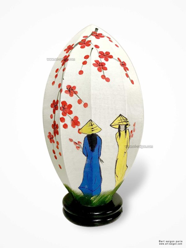 Lampe de Chevet en Pétale de Lotus en Tissu de Lin Blanc, Lampe de Table de Hoi An au Vietnam. Peint à la main, Motif Femmes Vietnamiennes et Fleurs de Cerisier. Article vendu par la Boutique Art-saigon.com