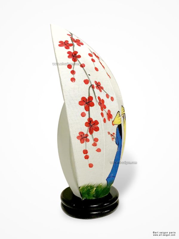 Lampe de Chevet en Pétale de Lotus en Tissu de Lin Blanc, Lampe de Table de Hoi An au Vietnam. Peint à la main, Motif Femmes Vietnamiennes et Fleurs de Cerisier. Article vendu par la Boutique Art-saigon.com