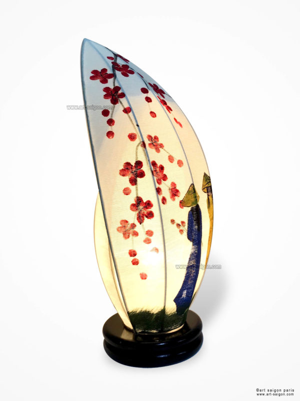 Lampe de Chevet en Pétale de Lotus en Tissu de Lin Blanc, Lampe de Table de Hoi An au Vietnam. Peint à la main, Motif Femmes Vietnamiennes et Fleurs de Cerisier. Article vendu par la Boutique Art-saigon.com