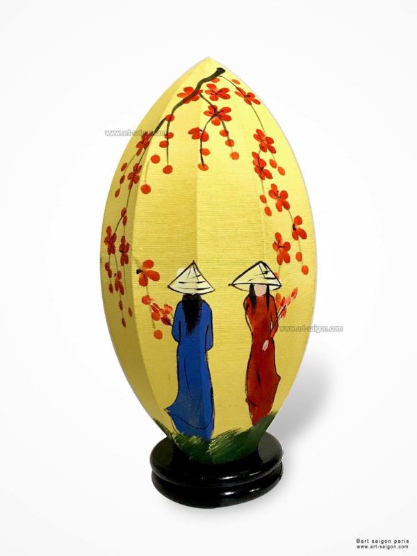 Lampe de Chevet en Pétale de Lotus en Tissu de Lin Jaune, Lampe de Table de Hoi An au Vietnam. Peint à la main, Motif Femmes Vietnamiennes et Fleurs de Cerisier. Article vendu par la Boutique Art-saigon.com