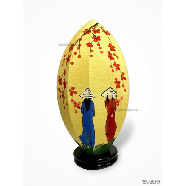 Lampe de Chevet en Pétale de Lotus en Tissu de Lin Jaune, Lampe de Table de Hoi An au Vietnam. Peint à la main, Motif Femmes Vietnamiennes et Fleurs de Cerisier. Article vendu par la Boutique Art-saigon.com