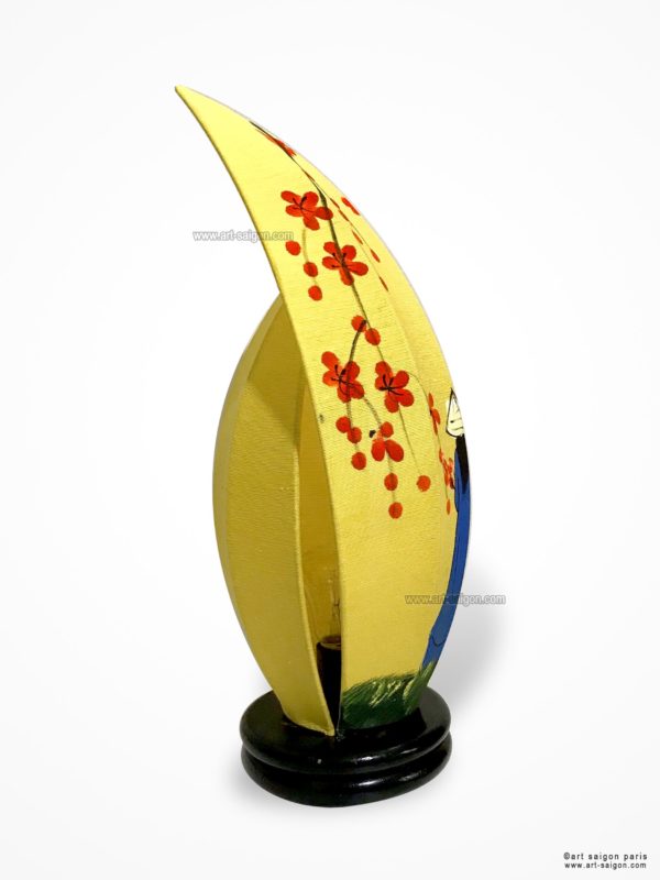 Lampe de Chevet en Pétale de Lotus en Tissu de Lin Jaune, Lampe de Table de Hoi An au Vietnam. Peint à la main, Motif Femmes Vietnamiennes et Fleurs de Cerisier. Article vendu par la Boutique Art-saigon.com