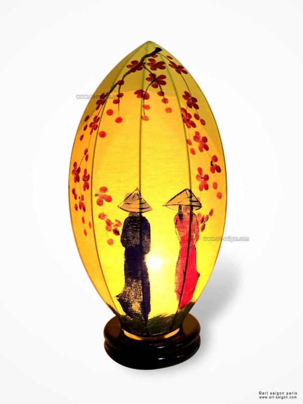 Lampe de Chevet en Pétale de Lotus en Tissu de Lin Jaune, Lampe de Table de Hoi An au Vietnam. Peint à la main, Motif Femmes Vietnamiennes et Fleurs de Cerisier. Article vendu par la Boutique Art-saigon.com