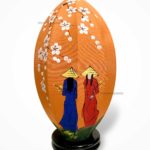 Lampe de Chevet en Pétale de Lotus en Tissu de Lin Orange, Lampe de Table de Hoi An au Vietnam. Peint à la main, Motif Femmes Vietnamiennes et Fleurs de Cerisier. Article vendu par la Boutique Art-saigon.com