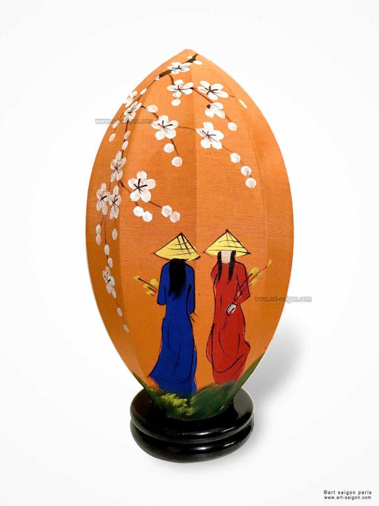 Lampe de Chevet en Pétale de Lotus en Tissu de Lin Orange, Lampe de Table de Hoi An au Vietnam. Peint à la main, Motif Femmes Vietnamiennes et Fleurs de Cerisier. Article vendu par la Boutique Art-saigon.com