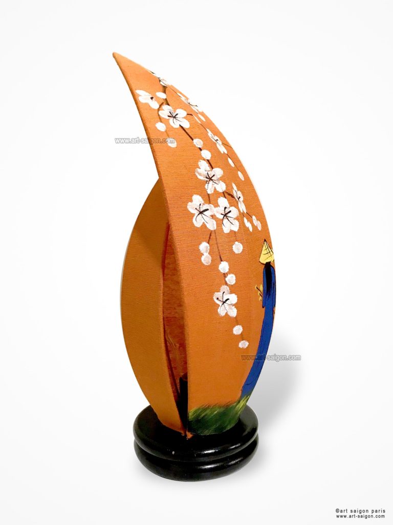 Lampe de Chevet en Pétale de Lotus en Tissu de Lin Orange, Lampe de Table de Hoi An au Vietnam. Peint à la main, Motif Femmes Vietnamiennes et Fleurs de Cerisier. Article vendu par la Boutique Art-saigon.com