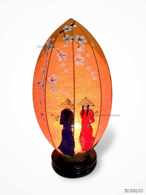 Lampe de Chevet en Pétale de Lotus en Tissu de Lin Orange, Lampe de Table de Hoi An au Vietnam. Peint à la main, Motif Femmes Vietnamiennes et Fleurs de Cerisier. Article vendu par la Boutique Art-saigon.com