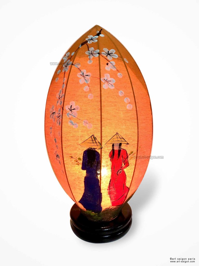 Lampe de Chevet en Pétale de Lotus en Tissu de Lin Orange, Lampe de Table de Hoi An au Vietnam. Peint à la main, Motif Femmes Vietnamiennes et Fleurs de Cerisier. Article vendu par la Boutique Art-saigon.com
