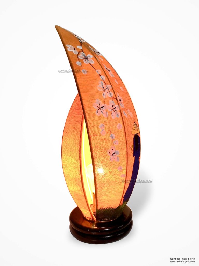 Lampe de Chevet en Pétale de Lotus en Tissu de Lin Orange, Lampe de Table de Hoi An au Vietnam. Peint à la main, Motif Femmes Vietnamiennes et Fleurs de Cerisier. Article vendu par la Boutique Art-saigon.com
