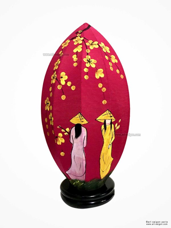 Lampe de Chevet en Pétale de Lotus en Tissu de Lin Rouge, Lampe de Table de Hoi An au Vietnam. Peint à la main, Motif Femmes Vietnamiennes et Fleurs de Cerisier. Article vendu par la Boutique Art-saigon.com