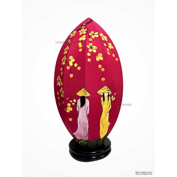 Lampe de Chevet en Pétale de Lotus en Tissu de Lin Rouge, Lampe de Table de Hoi An au Vietnam. Peint à la main, Motif Femmes Vietnamiennes et Fleurs de Cerisier. Article vendu par la Boutique Art-saigon.com