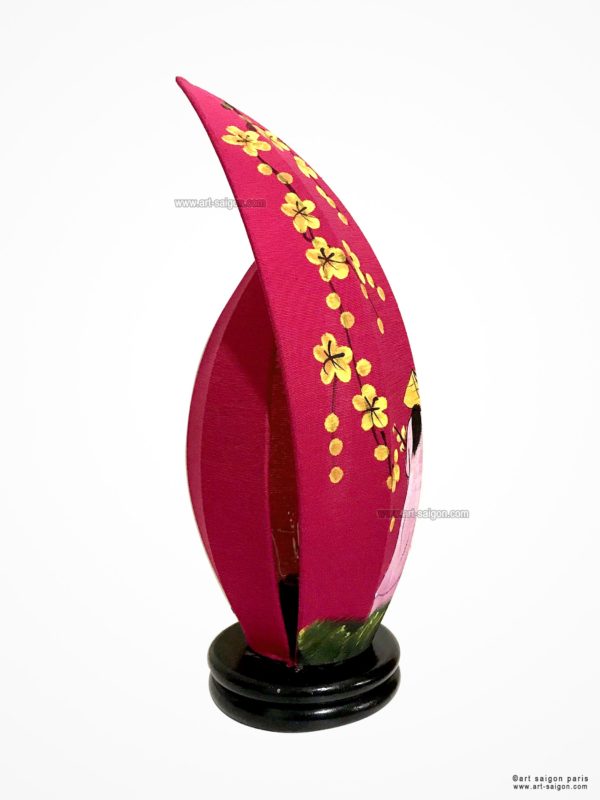 Lampe de Chevet en Pétale de Lotus en Tissu de Lin Rouge, Lampe de Table de Hoi An au Vietnam. Peint à la main, Motif Femmes Vietnamiennes et Fleurs de Cerisier. Article vendu par la Boutique Art-saigon.com