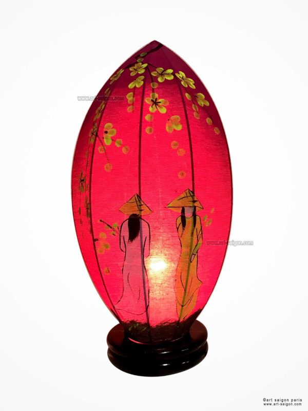 Lampe de Chevet en Pétale de Lotus en Tissu de Lin Rouge, Lampe de Table de Hoi An au Vietnam. Peint à la main, Motif Femmes Vietnamiennes et Fleurs de Cerisier. Article vendu par la Boutique Art-saigon.com