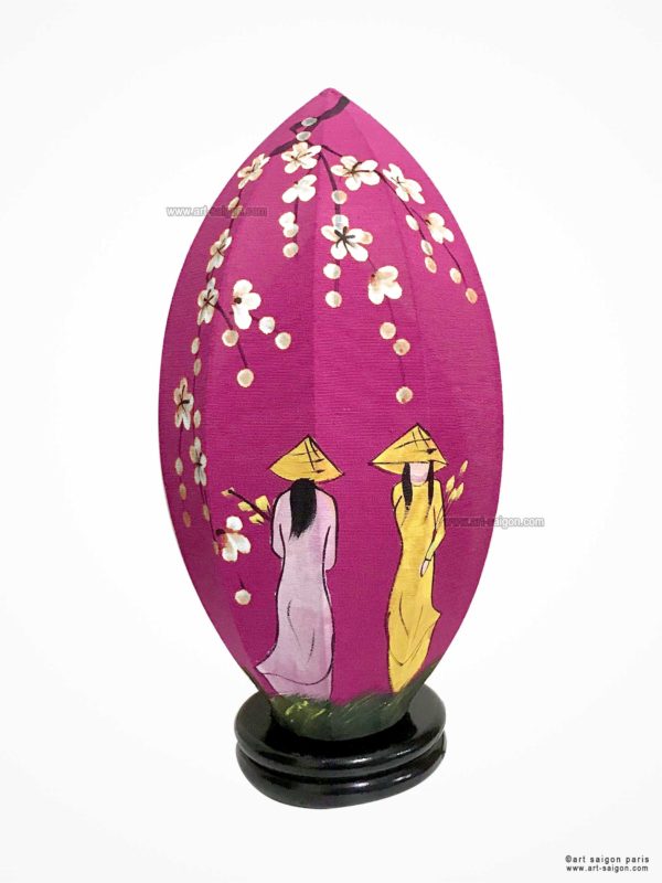 Lampe de Chevet en Pétale de Lotus en Tissu de Lin Rose, Lampe de Table de Hoi An au Vietnam. Peint à la main, Motif Femmes Vietnamiennes et Fleurs de Cerisier. Article vendu par la Boutique Art-saigon.com