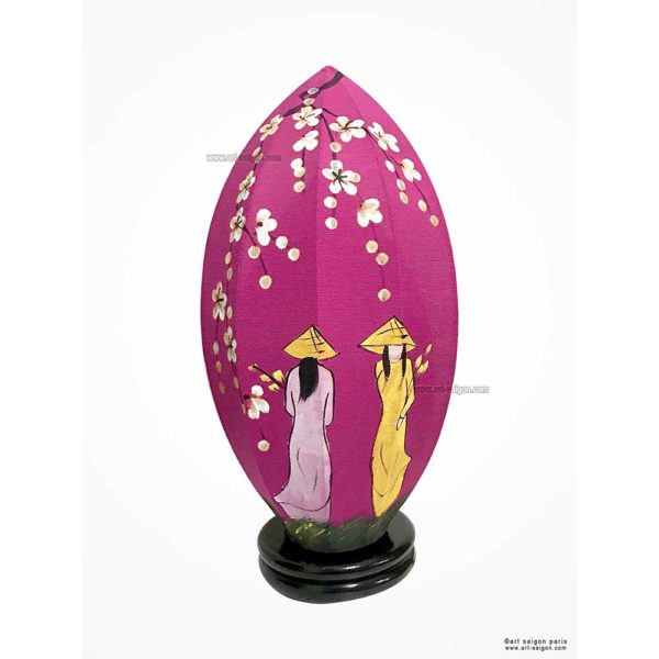 Lampe de Chevet en Pétale de Lotus en Tissu de Lin Rose, Lampe de Table de Hoi An au Vietnam. Peint à la main, Motif Femmes Vietnamiennes et Fleurs de Cerisier. Article vendu par la Boutique Art-saigon.com