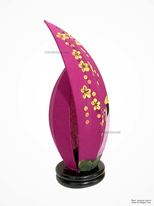 Lampe de Chevet en Pétale de Lotus en Tissu de Lin Rose, Lampe de Table de Hoi An au Vietnam. Peint à la main, Motif Femmes Vietnamiennes et Fleurs de Cerisier. Article vendu par la Boutique Art-saigon.com