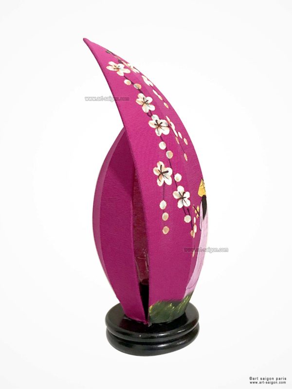 Lampe de Chevet en Pétale de Lotus en Tissu de Lin Rose, Lampe de Table de Hoi An au Vietnam. Peint à la main, Motif Femmes Vietnamiennes et Fleurs de Cerisier. Article vendu par la Boutique Art-saigon.com