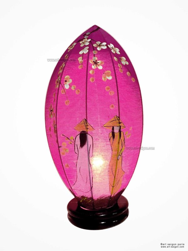 Lampe de Chevet en Pétale de Lotus en Tissu de Lin Rose, Lampe de Table de Hoi An au Vietnam. Peint à la main, Motif Femmes Vietnamiennes et Fleurs de Cerisier. Article vendu par la Boutique Art-saigon.com