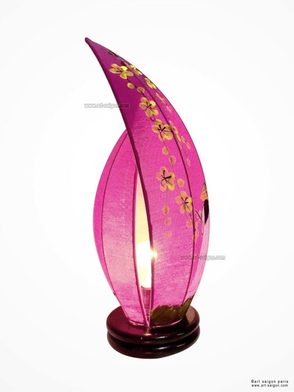 Lampe de Chevet en Pétale de Lotus en Tissu de Lin Rose, Lampe de Table de Hoi An au Vietnam. Peint à la main, Motif Femmes Vietnamiennes et Fleurs de Cerisier. Article vendu par la Boutique Art-saigon.com