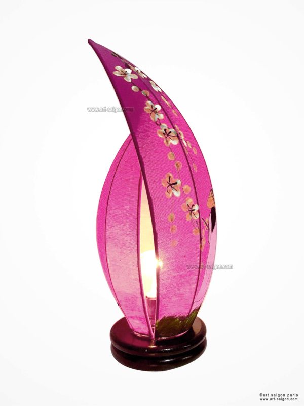Lampe de Chevet en Pétale de Lotus en Tissu de Lin Rose, Lampe de Table de Hoi An au Vietnam. Peint à la main, Motif Femmes Vietnamiennes et Fleurs de Cerisier. Article vendu par la Boutique Art-saigon.com