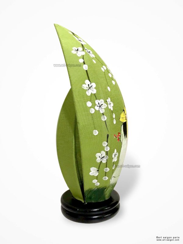 Lampe de Chevet en Pétale de Lotus en Tissu de Lin Vert, fabrication artisanale à Hoi An au Vietnam. Peint à la main, Motif Femmes Vietnamiennes et Fleur de Cerisier. Article vendu par la Boutique Art-saigon.com