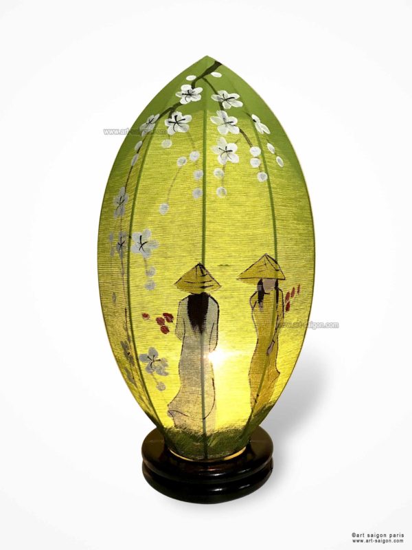 Lampe de Chevet en Pétale de Lotus en Tissu de Lin Vert, fabrication artisanale à Hoi An au Vietnam. Peint à la main, Motif Femmes Vietnamiennes et Fleur de Cerisier. Article vendu par la Boutique Art-saigon.com