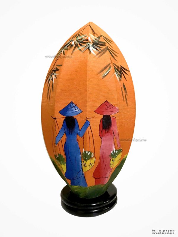 Lampe de Chevet en Pétale de Lotus en Tissu de Lin Orange, fabrication artisanale à Hoi An au Vietnam. Peint à la main, Motif Femmes Vietnamiennes et Bambou. Article vendu par la Boutique Art-saigon.com
