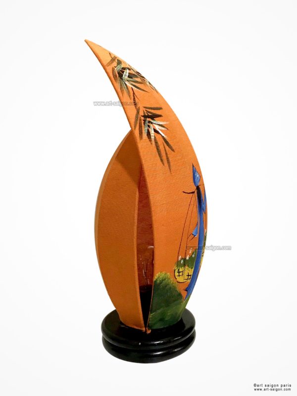 Lampe de Chevet en Pétale de Lotus en Tissu de Lin Orange, fabrication artisanale à Hoi An au Vietnam. Peint à la main, Motif Femmes Vietnamiennes et Bambou. Article vendu par la Boutique Art-saigon.com