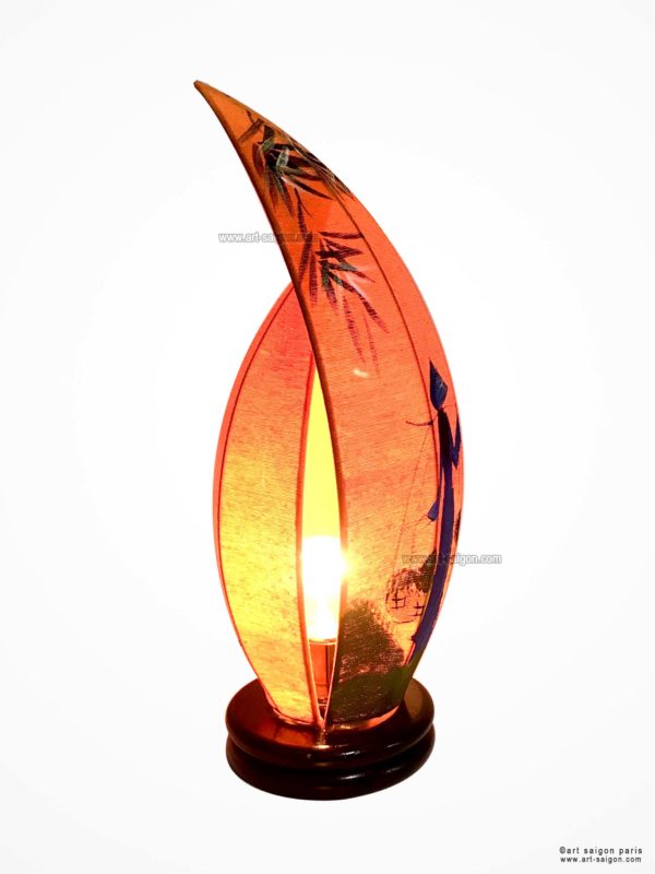 Lampe de Chevet en Pétale de Lotus en Tissu de Lin Orange, fabrication artisanale à Hoi An au Vietnam. Peint à la main, Motif Femmes Vietnamiennes et Bambou. Article vendu par la Boutique Art-saigon.com