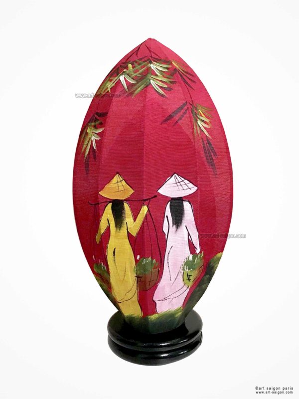 Lampe de Chevet en Pétale de Lotus en Tissu de Lin Rouge, fabrication artisanale à Hoi An au Vietnam. Peint à la main, Motif Femmes Vietnamiennes et Bambou. Article vendu par la Boutique Art-saigon.com