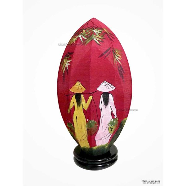 Lampe de Chevet en Pétale de Lotus en Tissu de Lin Rouge, fabrication artisanale à Hoi An au Vietnam. Peint à la main, Motif Femmes Vietnamiennes et Bambou. Article vendu par la Boutique Art-saigon.com