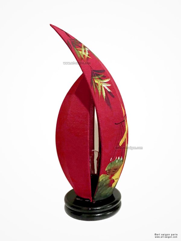 Lampe de Chevet en Pétale de Lotus en Tissu de Lin Rouge, fabrication artisanale à Hoi An au Vietnam. Peint à la main, Motif Femmes Vietnamiennes et Bambou. Article vendu par la Boutique Art-saigon.com