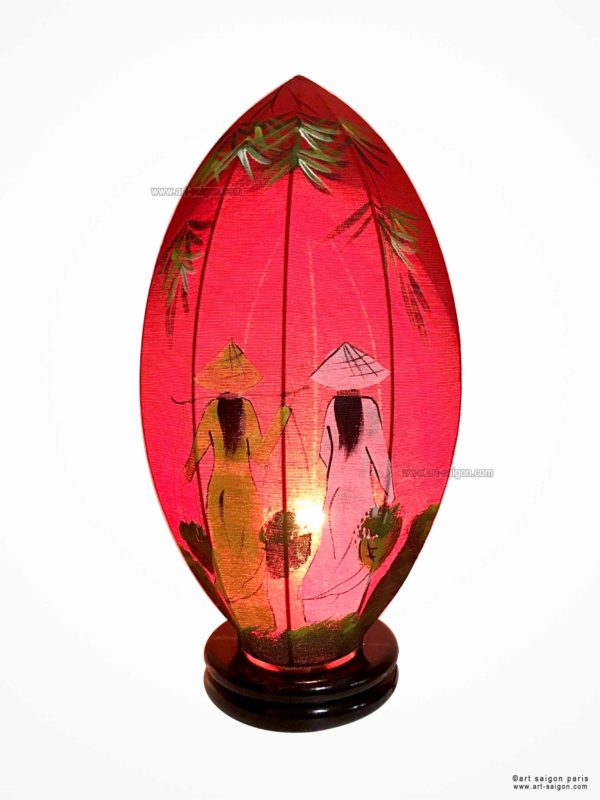 Lampe de Chevet en Pétale de Lotus en Tissu de Lin Rouge, fabrication artisanale à Hoi An au Vietnam. Peint à la main, Motif Femmes Vietnamiennes et Bambou. Article vendu par la Boutique Art-saigon.com