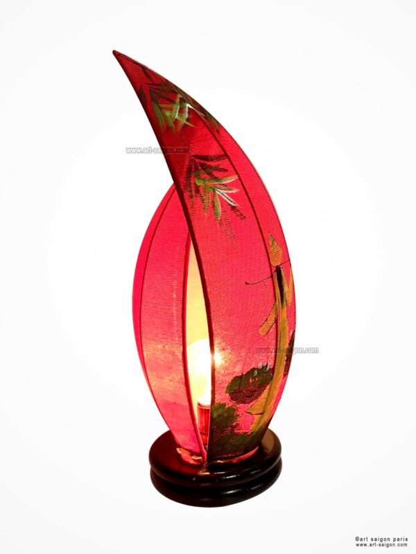 Lampe de Chevet en Pétale de Lotus en Tissu de Lin Rouge, fabrication artisanale à Hoi An au Vietnam. Peint à la main, Motif Femmes Vietnamiennes et Bambou. Article vendu par la Boutique Art-saigon.com