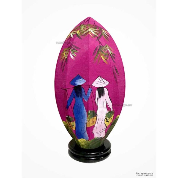 Lampe de Chevet en Pétale de Lotus en Tissu de Lin Rose, fabrication artisanale à Hoi An au Vietnam. Peint à la main, Motif Femmes Vietnamiennes et Bambou. Article vendu par la Boutique Art-saigon.com