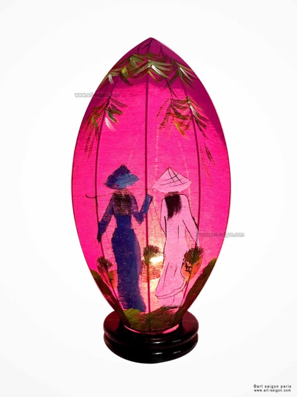 Lampe de Chevet en Pétale de Lotus en Tissu de Lin Rose, fabrication artisanale à Hoi An au Vietnam. Peint à la main, Motif Femmes Vietnamiennes et Bambou. Article vendu par la Boutique Art-saigon.com
