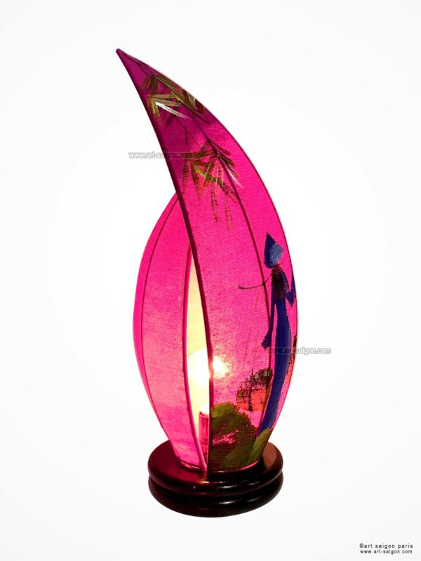 Lampe de Chevet en Pétale de Lotus en Tissu de Lin Rose, fabrication artisanale à Hoi An au Vietnam. Peint à la main, Motif Femmes Vietnamiennes et Bambou. Article vendu par la Boutique Art-saigon.com