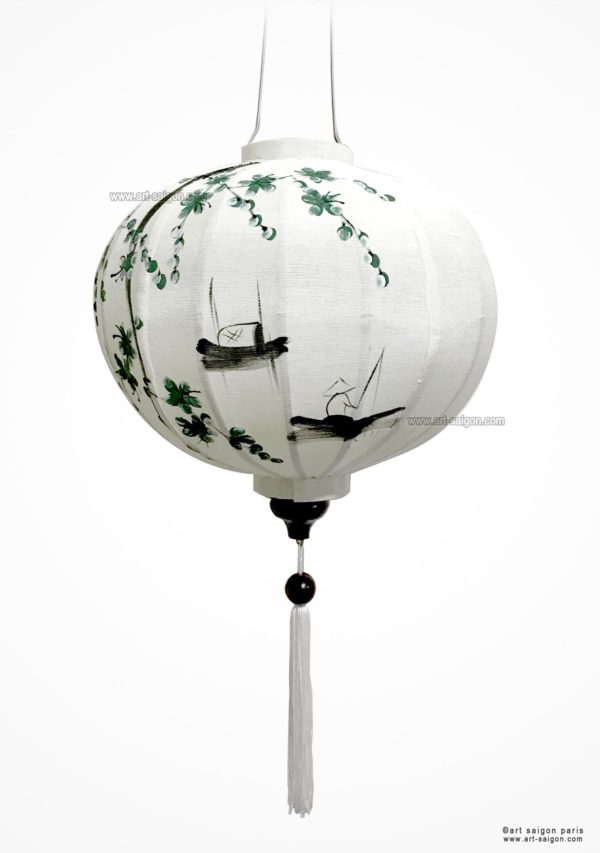 Lampion en Tissu de Lin de la ville de Hoi An au Vietnam peint à la main. Motif Pêcheur et Fleur de Prunier. Lanterne Asiatique en Tissu, Bambou et Bois. Article vendu par la Boutique Art-saigon.com