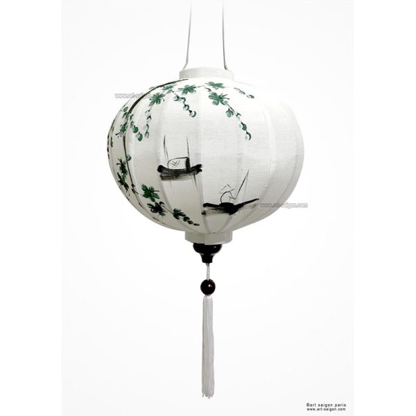 Lampion en Tissu de Lin de la ville de Hoi An au Vietnam peint à la main. Motif Pêcheur et Fleur de Prunier. Lanterne Asiatique en Tissu, Bambou et Bois. Article vendu par la Boutique Art-saigon.com