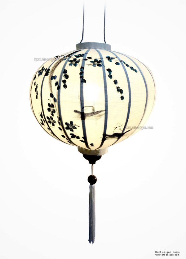 Lampion en Tissu de Lin de la ville de Hoi An au Vietnam peint à la main. Motif Pêcheur et Fleur de Prunier. Lanterne Asiatique en Tissu, Bambou et Bois. Article vendu par la Boutique Art-saigon.com