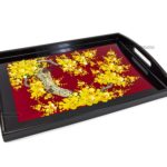 Plateau en Bois Laqué Rouge, Motif Fleurs de Cerisier Jaunes. Décoration et Artisanat du Vietnam. Article vendu par la Boutique Art-saigon.com