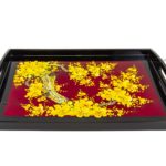 Plateau en Bois Laqué Rouge, Motif Fleurs de Cerisier Jaunes. Décoration et Artisanat du Vietnam. Article vendu par la Boutique Art-saigon.com