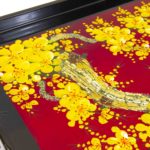 Plateau en Bois Laqué Rouge, Motif Fleurs de Cerisier Jaunes. Décoration et Artisanat du Vietnam. Article vendu par la Boutique Art-saigon.com